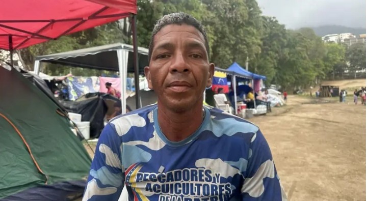 "He perdido a 26 familiares y no lloraré hasta que encuentre los restos de todos": los venezolanos que aún buscan entre los escombros un mes después de los terremotos