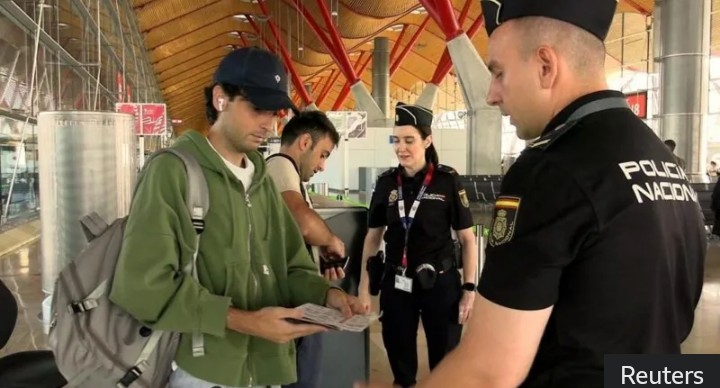 España impone controles fronterizos a Italia mientras se intensifica la polémica por la llegada de migrantes a Ceuta.