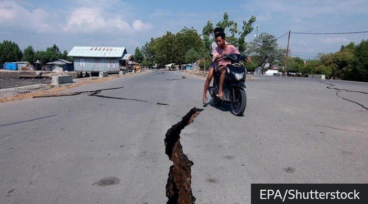 Un potente terremoto de magnitud 7,7 deja al menos 47 muertos en Indonesia.