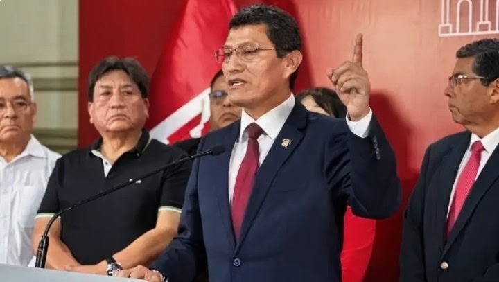 Harvey Colchado propone recortar pensión militar y policial a congresistas que cobren doble sueldo
